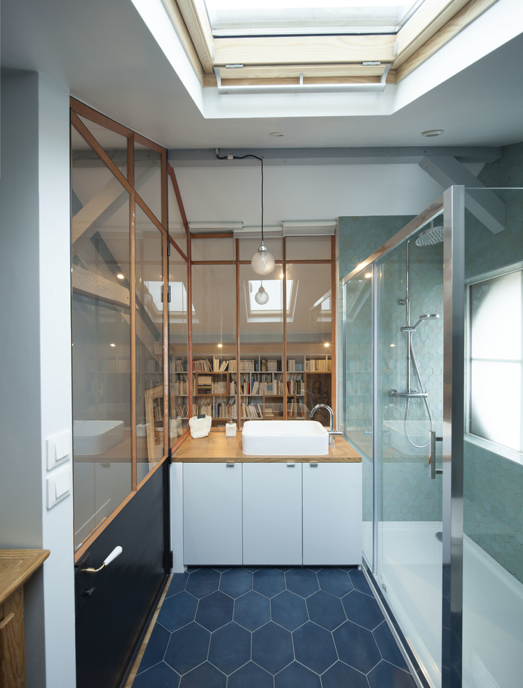 Пример оригинального дизайна: ванная комната в современном стиле с душевой кабиной, синим полом и окном