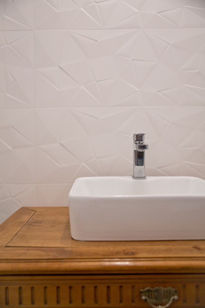 Пример оригинального дизайна: главная ванная комната среднего размера в современном стиле с белой плиткой, керамической плиткой, полом из цементной плитки, накладной раковиной и столешницей из дерева