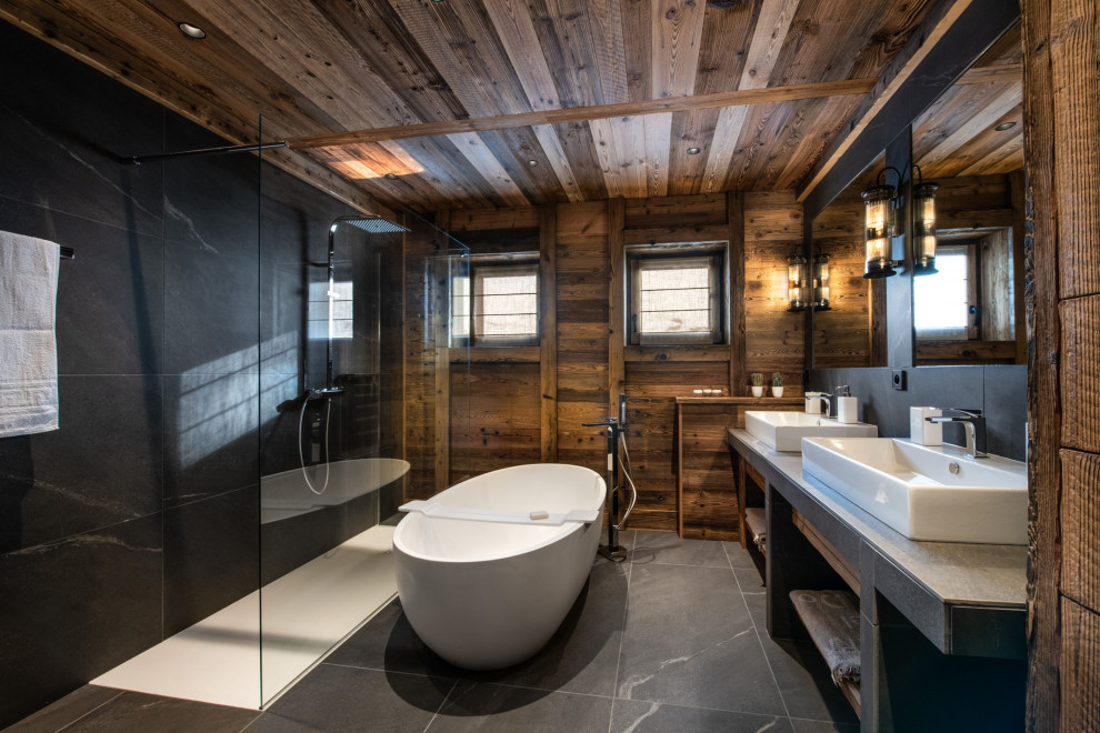 Uriges Badezimmer mit Doppelwaschbecken in Grenoble
