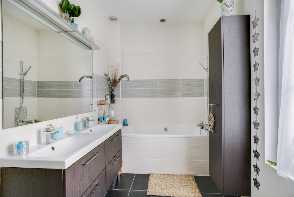 Idéer för ett stort modernt vit en-suite badrum, med luckor med profilerade fronter, skåp i mellenmörkt trä, ett undermonterat badkar, en dubbeldusch, keramikplattor, beige väggar, klinkergolv i keramik, ett konsol handfat, grått golv och dusch med skjutdörr