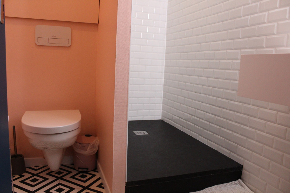 На фото: маленькая главная ванная комната в скандинавском стиле с полом из линолеума и разноцветным полом для на участке и в саду