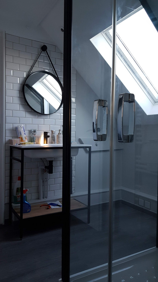 Exempel på ett litet industriellt badrum med dusch, med en hörndusch, vit kakel, keramikplattor, vita väggar, vinylgolv, ett piedestal handfat, grått golv och dusch med skjutdörr
