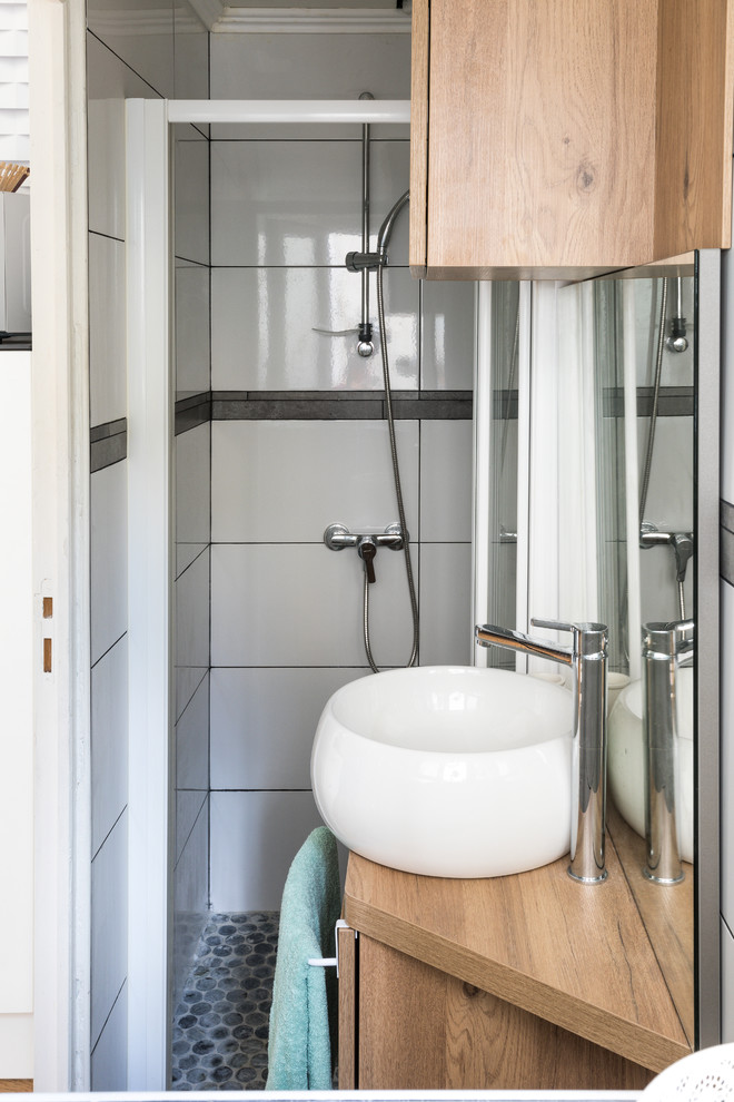 Inspiration för ett litet skandinaviskt badrum, med öppna hyllor, vita skåp och ljust trägolv