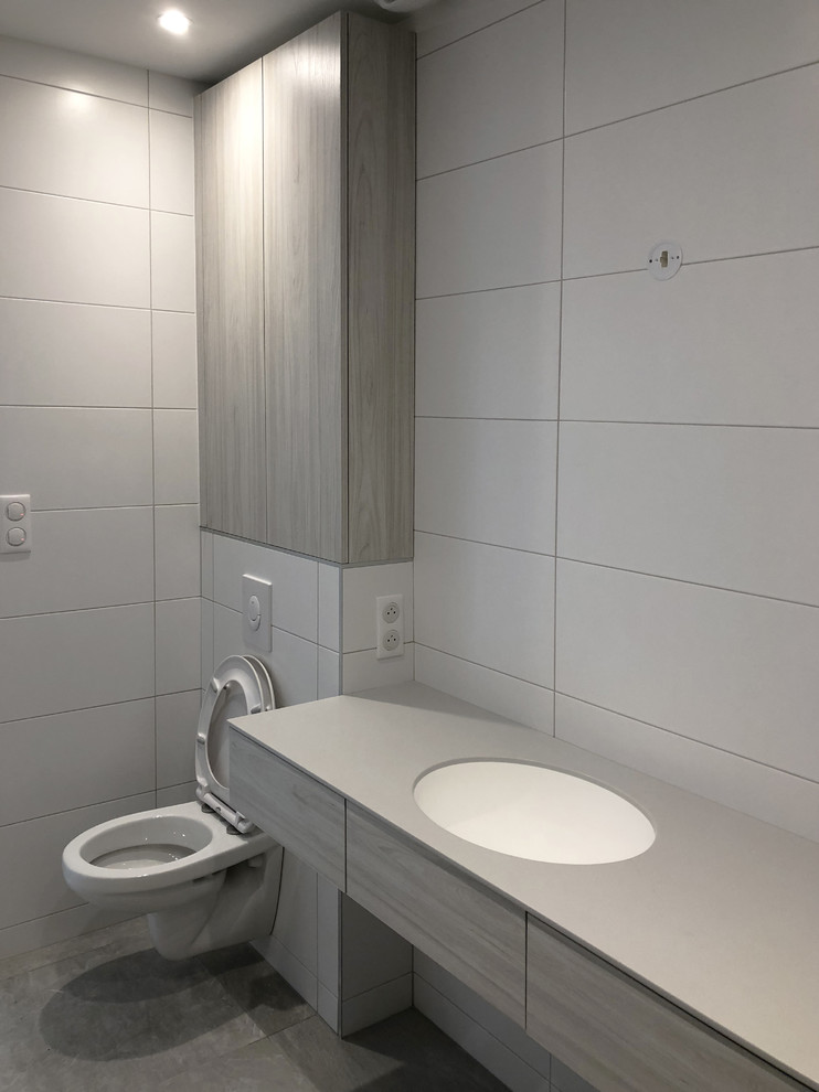 Idéer för ett mellanstort modernt en-suite badrum, med luckor med profilerade fronter och grå skåp