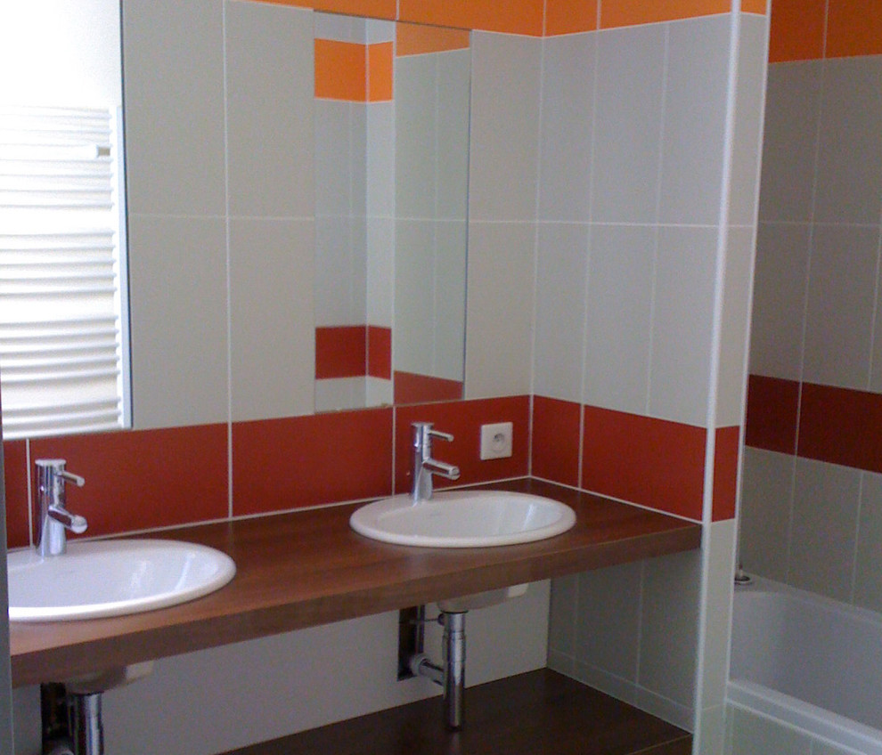 Idéer för ett mellanstort modernt en-suite badrum, med ett undermonterad handfat, laminatbänkskiva, öppna hyllor, skåp i mörkt trä, ett hörnbadkar, våtrum, vit kakel, orange kakel, röd kakel, cementkakel, flerfärgade väggar och med dusch som är öppen