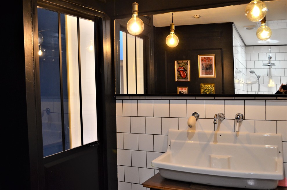 На фото: ванная комната в стиле модернизм с душем без бортиков, унитазом-моноблоком, черными стенами, полом из керамической плитки, раковиной с пьедесталом, разноцветным полом и открытым душем