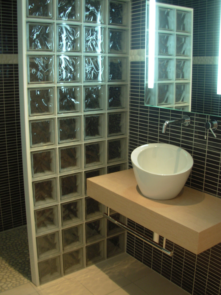 Esempio di una piccola stanza da bagno padronale design con doccia a filo pavimento, piastrelle in ceramica, pareti nere, lavabo da incasso, top in laminato, piastrelle nere, pavimento con piastrelle in ceramica e pavimento beige