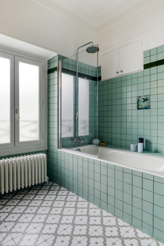 Cette image montre une salle de bain principale design de taille moyenne avec une baignoire encastrée, un mur blanc, carreaux de ciment au sol, un lavabo de ferme et un sol multicolore.