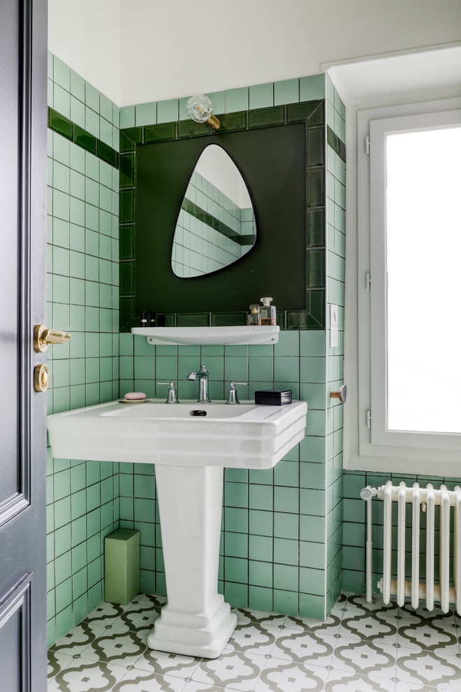 Aménagement d'une salle de bain principale contemporaine de taille moyenne avec une baignoire encastrée, un mur blanc, carreaux de ciment au sol, un lavabo de ferme et un sol multicolore.