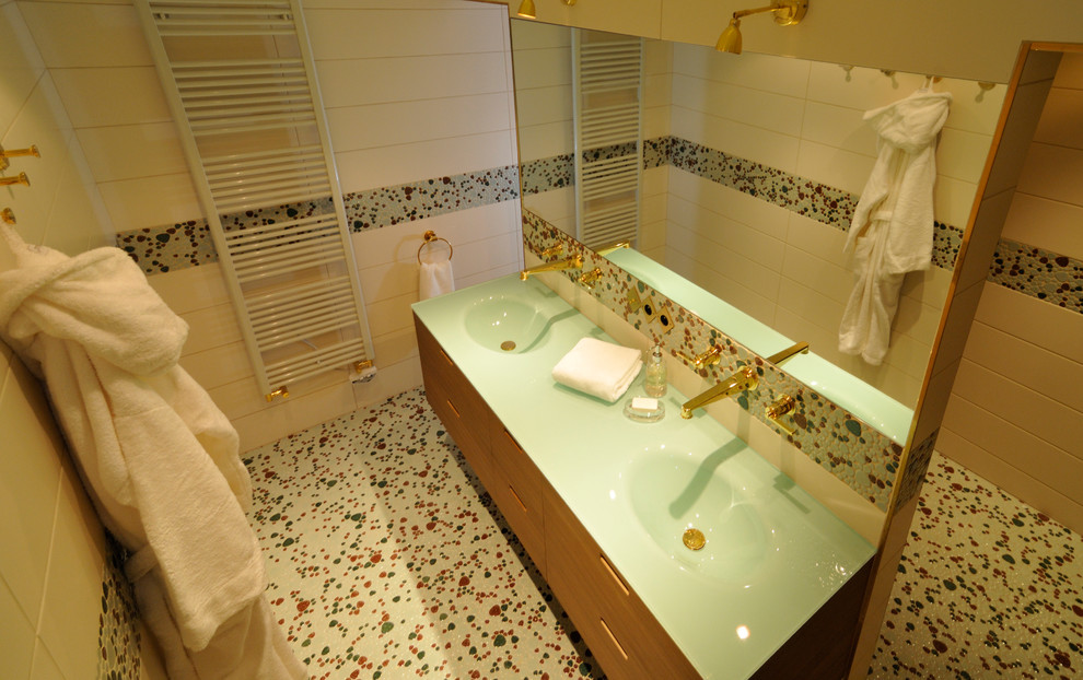 Diseño de cuarto de baño retro con baldosas y/o azulejos verdes y suelo de baldosas tipo guijarro