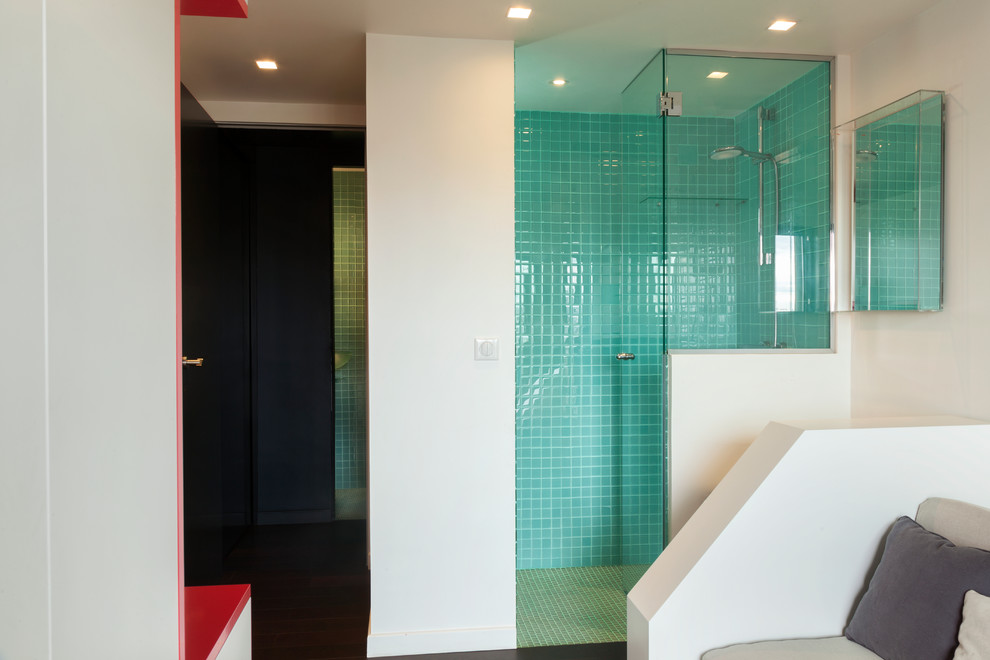 Modelo de cuarto de baño pequeño con baldosas y/o azulejos azules, baldosas y/o azulejos verdes y baldosas y/o azulejos de porcelana