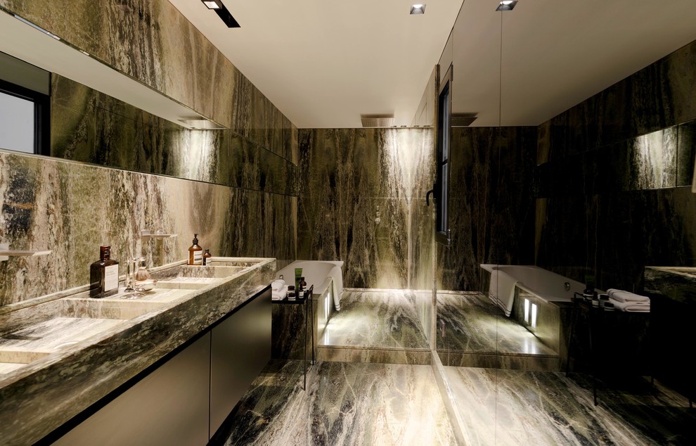 Cette photo montre une salle de bain principale tendance de taille moyenne avec une baignoire posée, une douche ouverte, un sol en marbre et un lavabo intégré.