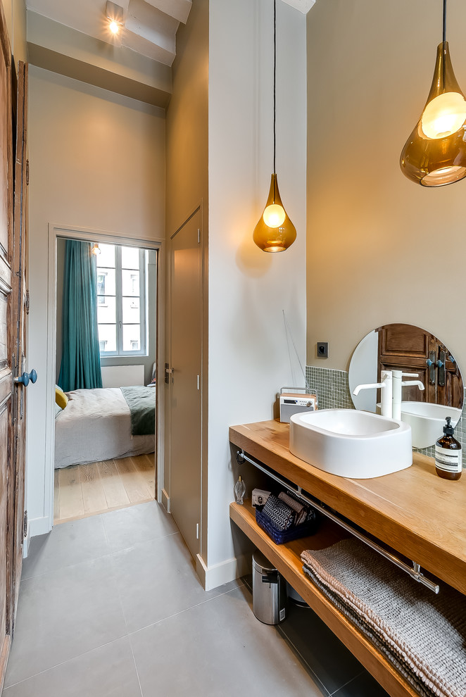 Idéer för mellanstora minimalistiska brunt en-suite badrum, med öppna hyllor, skåp i mellenmörkt trä, grön kakel, mosaik, beige väggar, klinkergolv i keramik, ett fristående handfat och träbänkskiva