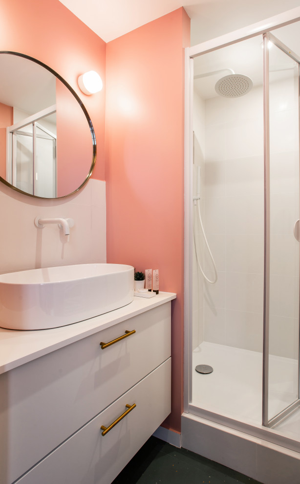 На фото: маленькая ванная комната в стиле модернизм с фасадами с декоративным кантом, белыми фасадами, душем в нише, белой плиткой, керамической плиткой, розовыми стенами, полом из керамической плитки, душевой кабиной, накладной раковиной, столешницей из ламината, зеленым полом, душем с распашными дверями, белой столешницей, тумбой под одну раковину и подвесной тумбой для на участке и в саду