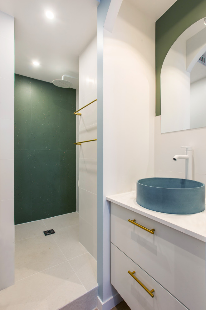 Idéer för att renovera ett litet funkis vit vitt badrum med dusch, med luckor med profilerade fronter, vita skåp, en dusch i en alkov, vit kakel, keramikplattor, gröna väggar, klinkergolv i keramik, ett nedsänkt handfat, laminatbänkskiva, vitt golv och dusch med gångjärnsdörr