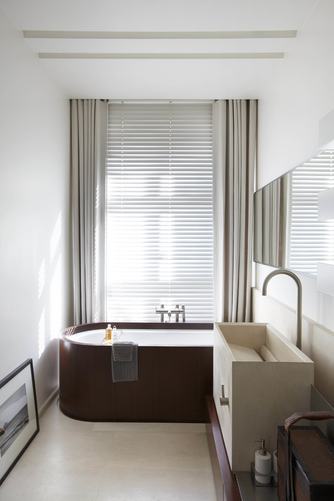 パリにあるラグジュアリーな中くらいな北欧スタイルのおしゃれなマスターバスルーム (横長型シンク、ドロップイン型浴槽、白い壁) の写真