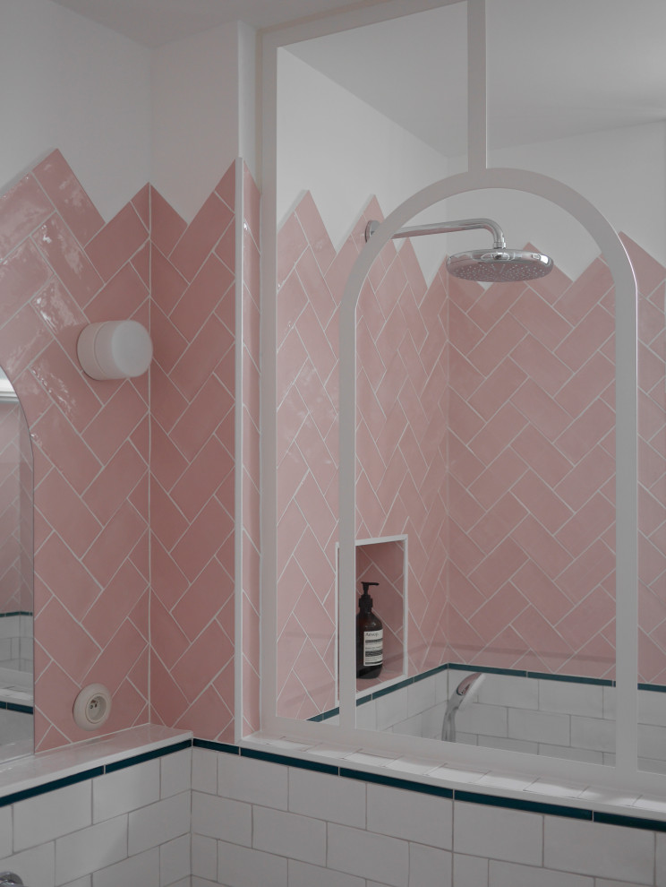 Modelo de cuarto de baño único y flotante moderno pequeño con armarios con rebordes decorativos, puertas de armario beige, ducha a ras de suelo, baldosas y/o azulejos rosa, baldosas y/o azulejos de porcelana, paredes rosas, suelo de terrazo, aseo y ducha, lavabo encastrado, encimera de laminado, suelo rosa y encimeras blancas