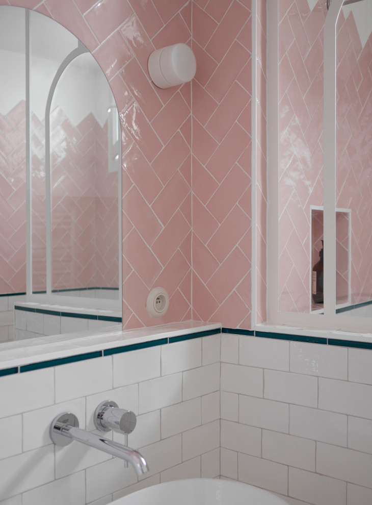 Свежая идея для дизайна: маленькая ванная комната в стиле модернизм с фасадами с декоративным кантом, бежевыми фасадами, душем без бортиков, розовой плиткой, керамогранитной плиткой, розовыми стенами, полом из терраццо, душевой кабиной, накладной раковиной, столешницей из ламината, розовым полом, белой столешницей, тумбой под одну раковину и подвесной тумбой для на участке и в саду - отличное фото интерьера