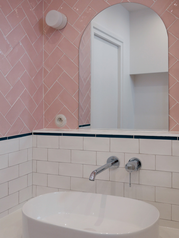 Diseño de cuarto de baño único y flotante minimalista pequeño con armarios con rebordes decorativos, puertas de armario beige, ducha a ras de suelo, baldosas y/o azulejos rosa, baldosas y/o azulejos de porcelana, paredes rosas, suelo de terrazo, aseo y ducha, lavabo encastrado, encimera de laminado, suelo rosa y encimeras blancas