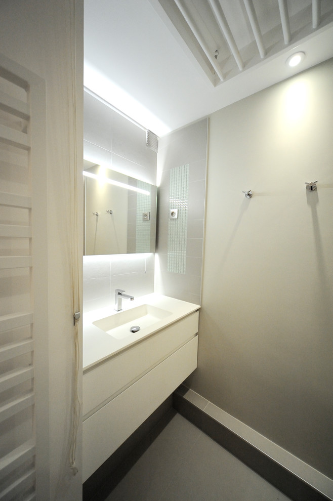 Small contemporary ensuite bathroom in Paris with beige walls.
