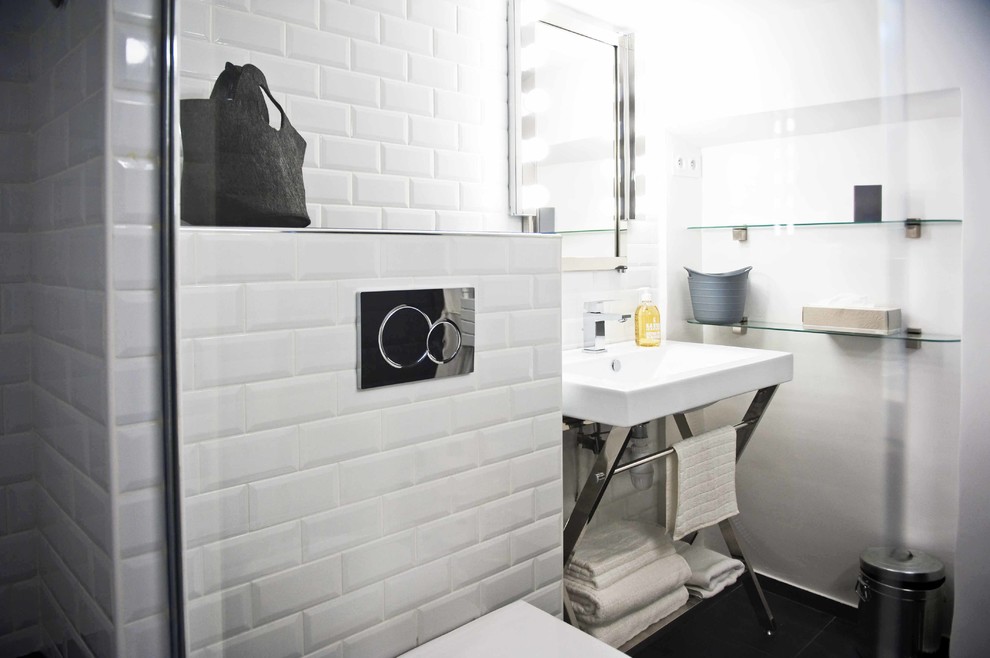 Источник вдохновения для домашнего уюта: ванная комната среднего размера в стиле модернизм с белой плиткой, плиткой кабанчик, белыми стенами, душевой кабиной и консольной раковиной