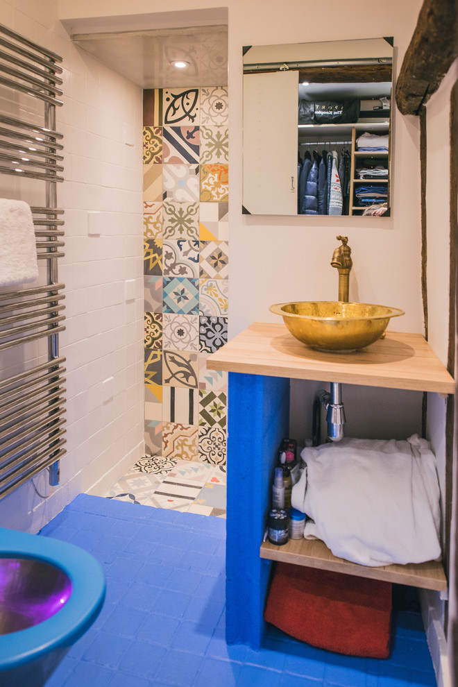 Cette photo montre une petite salle d'eau tendance avec un placard sans porte, une douche à l'italienne, un carrelage blanc, des carreaux de céramique, un mur blanc, un sol en carrelage de céramique, une vasque, un sol bleu et aucune cabine.