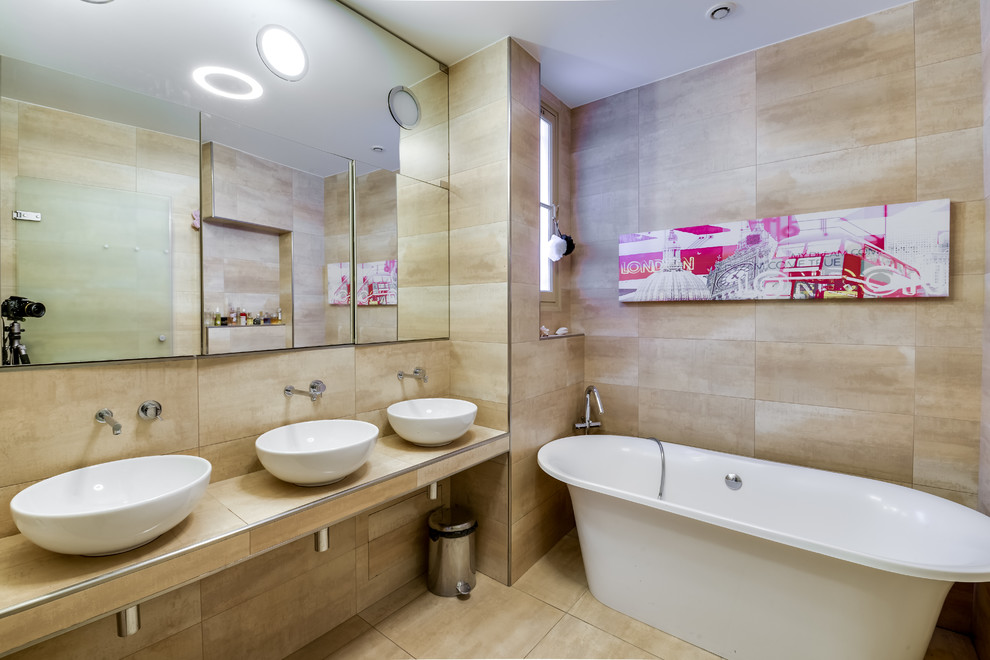 Immagine di una grande stanza da bagno padronale moderna con vasca freestanding, piastrelle marroni, lavabo a bacinella e top in legno