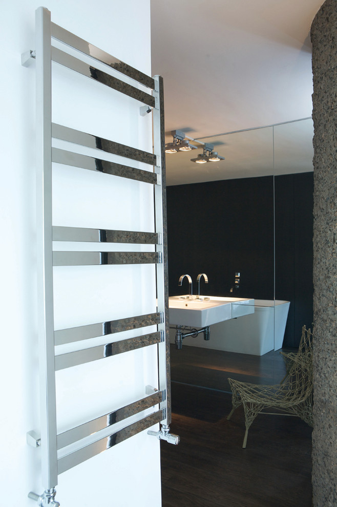 На фото: ванная комната в современном стиле