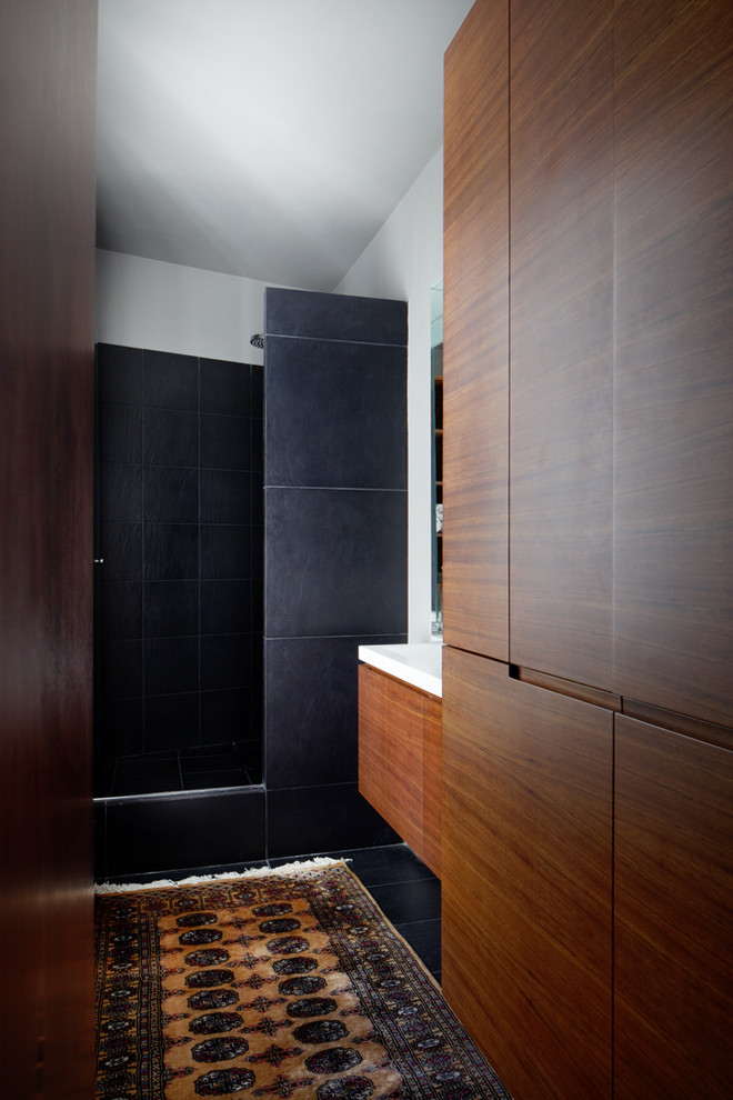 Inspiration för små moderna badrum med dusch, med skåp i mörkt trä, svart kakel, en dusch i en alkov, vita väggar och ett undermonterad handfat
