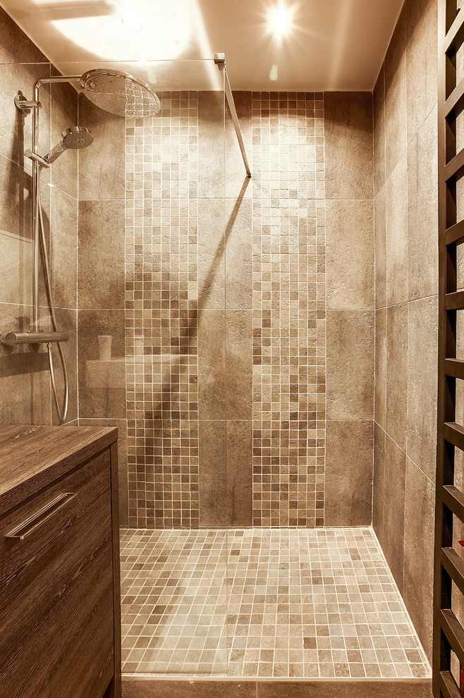Réalisation d'une petite salle d'eau urbaine avec une douche à l'italienne, un carrelage gris, un mur gris, sol en béton ciré, un lavabo posé, un plan de toilette en bois et un sol gris.