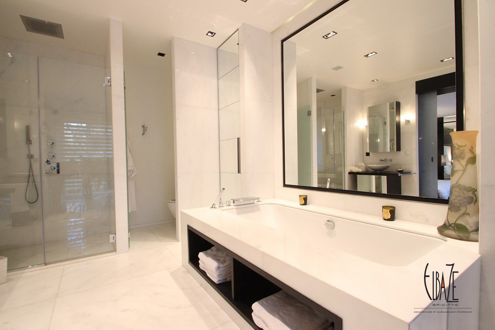 Idéer för att renovera ett stort funkis en-suite badrum, med ett undermonterat badkar, en kantlös dusch, en toalettstol med separat cisternkåpa, vit kakel, keramikplattor, vita väggar och klinkergolv i keramik