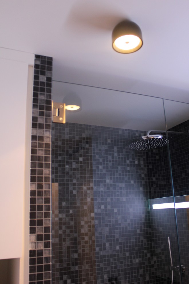 Idee per una stanza da bagno padronale contemporanea con doccia a filo pavimento, piastrelle nere, piastrelle a mosaico, pareti nere, pavimento in travertino, lavabo da incasso e top in quarzite