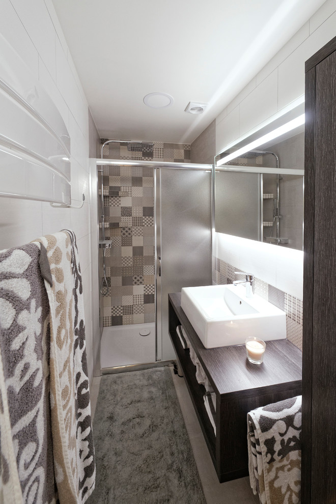 Inspiration för ett litet minimalistiskt badrum med dusch, med öppna hyllor, bruna skåp, en kantlös dusch, grå kakel, keramikplattor, vita väggar, klinkergolv i keramik, ett avlångt handfat, laminatbänkskiva, grått golv och dusch med skjutdörr