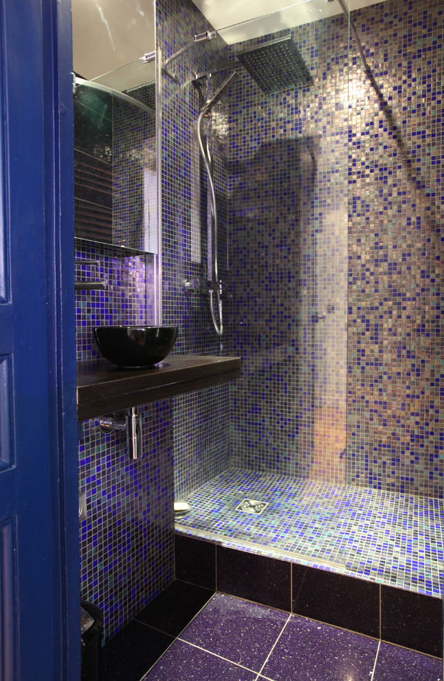 Идея дизайна: ванная комната в современном стиле с душем в нише, синей плиткой, разноцветной плиткой, плиткой мозаикой, разноцветными стенами, душевой кабиной, настольной раковиной и открытым душем