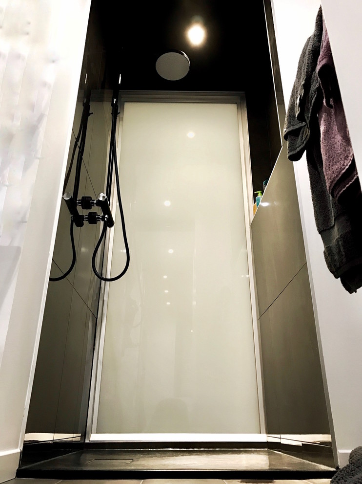 Foto di una piccola stanza da bagno con doccia design con piastrelle nere, pareti nere e doccia aperta
