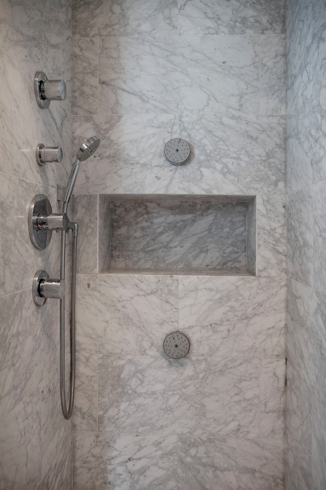Bild på ett litet funkis vit vitt en-suite badrum, med luckor med profilerade fronter, vita skåp, en kantlös dusch, en vägghängd toalettstol, vit kakel, marmorkakel, vita väggar, klinkergolv i keramik, ett integrerad handfat, bänkskiva i akrylsten, grått golv och dusch med gångjärnsdörr