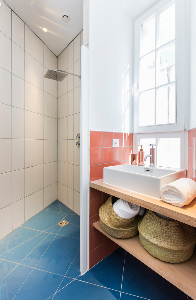 Idéer för ett modernt badrum, med en öppen dusch, vit kakel, ett fristående handfat och med dusch som är öppen