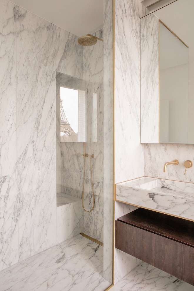 Exemple d'une salle de bain principale tendance en bois foncé avec un placard à porte plane, une douche à l'italienne, un carrelage blanc, du carrelage en marbre, un mur blanc, un sol en marbre, un lavabo intégré, un plan de toilette en marbre, un sol blanc et un plan de toilette blanc.