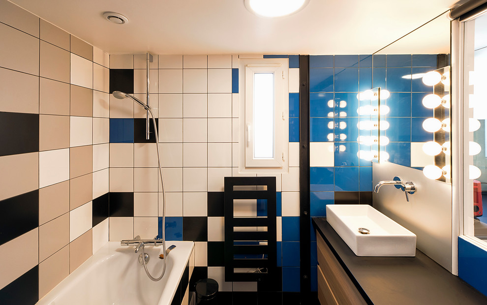 パリにある高級な中くらいなコンテンポラリースタイルのおしゃれなマスターバスルーム (シャワー付き浴槽	、インセット扉のキャビネット、白いキャビネット、置き型浴槽、マルチカラーのタイル、セラミックタイル、青い壁、無垢フローリング、オーバーカウンターシンク、ラミネートカウンター、ベージュの床、オープンシャワー、黒い洗面カウンター、洗面台1つ、フローティング洗面台、表し梁、白い天井) の写真