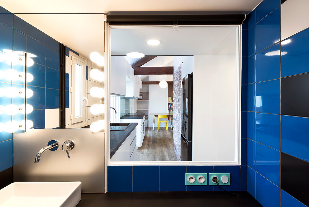 Пример оригинального дизайна: главная ванная комната среднего размера в современном стиле с синей плиткой, черной плиткой, синими стенами, фасадами с декоративным кантом, белыми фасадами, отдельно стоящей ванной, душем над ванной, керамической плиткой, паркетным полом среднего тона, накладной раковиной, столешницей из ламината, бежевым полом, открытым душем, черной столешницей, зеркалом с подсветкой, тумбой под одну раковину, подвесной тумбой и балками на потолке