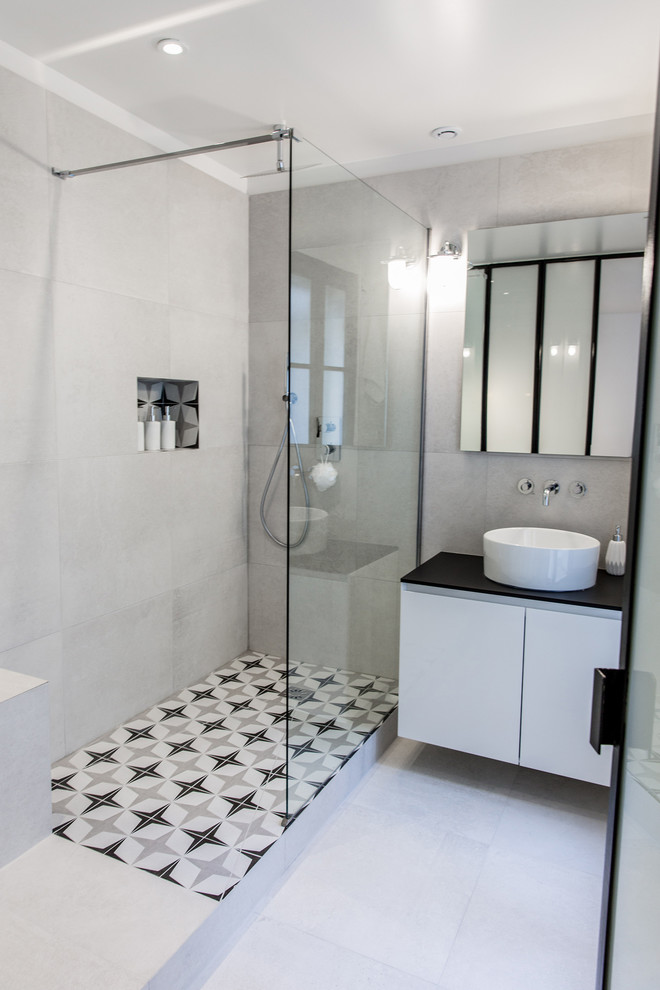 Cette image montre une petite salle d'eau design avec des portes de placard blanches, une douche à l'italienne, un carrelage gris, des carreaux de céramique, un mur gris, un sol en carrelage de céramique et un lavabo suspendu.