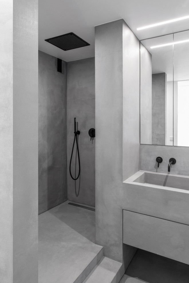 Источник вдохновения для домашнего уюта: главная ванная комната в современном стиле с фасадами с декоративным кантом, серыми фасадами, душем без бортиков, серой плиткой, серыми стенами, бетонным полом, монолитной раковиной, столешницей из бетона, серым полом, серой столешницей, нишей, тумбой под две раковины и встроенной тумбой