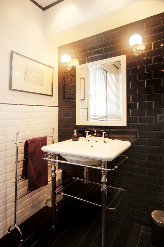 Esempio di una piccola stanza da bagno padronale industriale con nessun'anta, pistrelle in bianco e nero, piastrelle in ceramica, pavimento in cementine, lavabo rettangolare, top piastrellato e pavimento nero