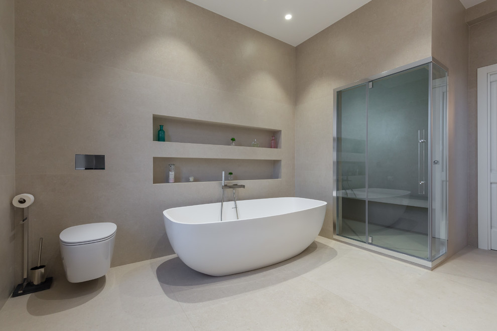 Idée de décoration pour une grande salle de bain principale design avec des portes de placard blanches, WC suspendus, un mur beige et un lavabo suspendu.