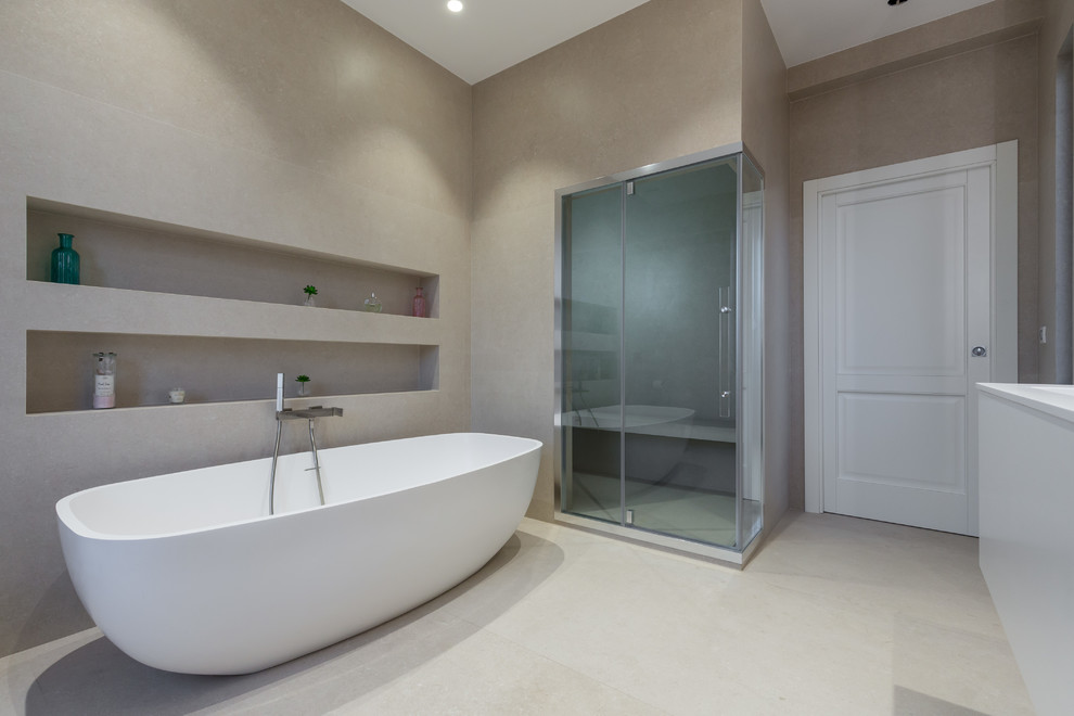 Idéer för att renovera ett stort funkis en-suite badrum, med vita skåp, en vägghängd toalettstol, beige väggar och ett väggmonterat handfat