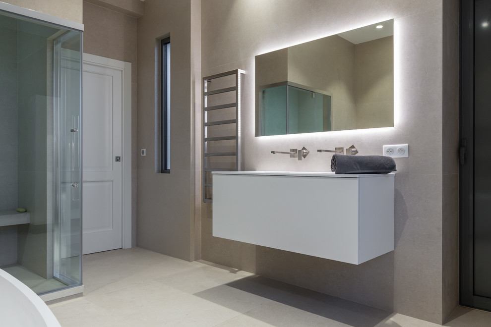 Идея дизайна: большая главная ванная комната в современном стиле с белыми фасадами, инсталляцией, бежевыми стенами и подвесной раковиной