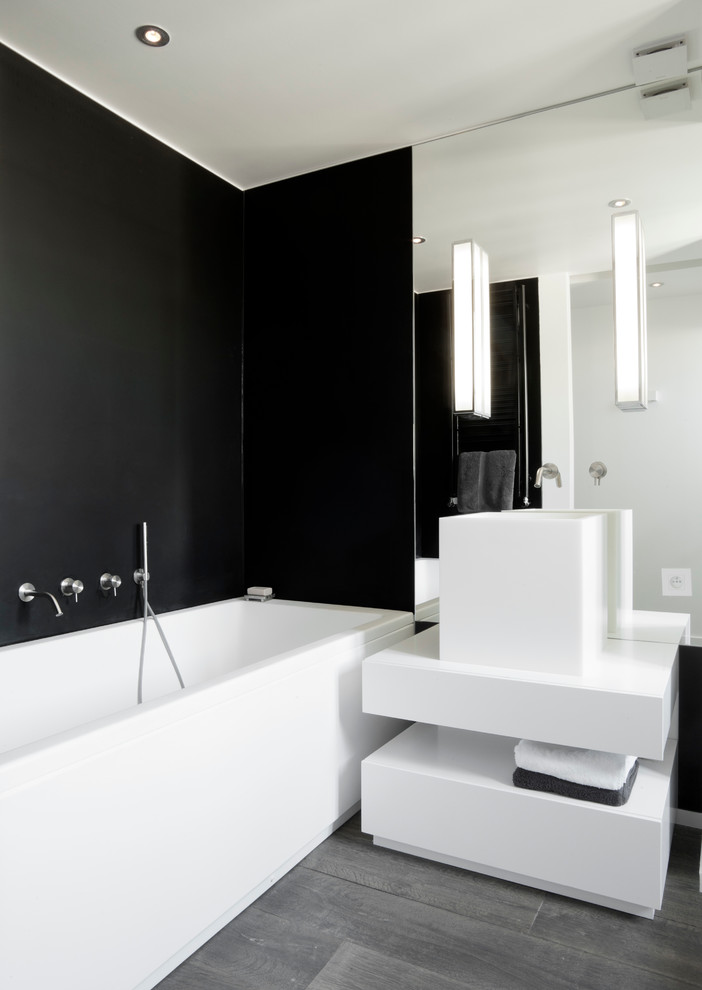 На фото: главная ванная комната среднего размера в современном стиле с настольной раковиной, плоскими фасадами, белыми фасадами, ванной в нише, темным паркетным полом и белыми стенами