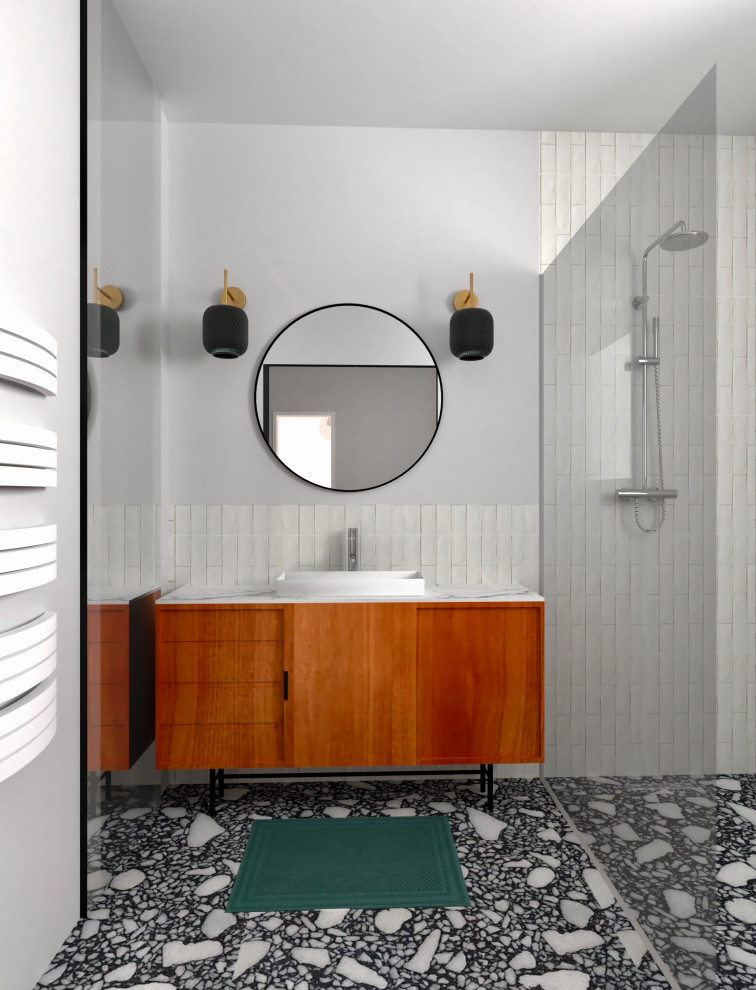 Inspiration för ett mellanstort funkis badrum med dusch, med en kantlös dusch, keramikplattor, vita väggar, terrazzogolv, ett nedsänkt handfat, marmorbänkskiva och med dusch som är öppen