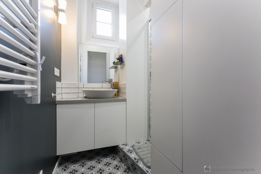 Idéer för ett litet modernt grå en-suite badrum, med vita skåp, en kantlös dusch, vit kakel, keramikplattor, vita väggar, klinkergolv i keramik, ett konsol handfat, träbänkskiva, blått golv och dusch med gångjärnsdörr