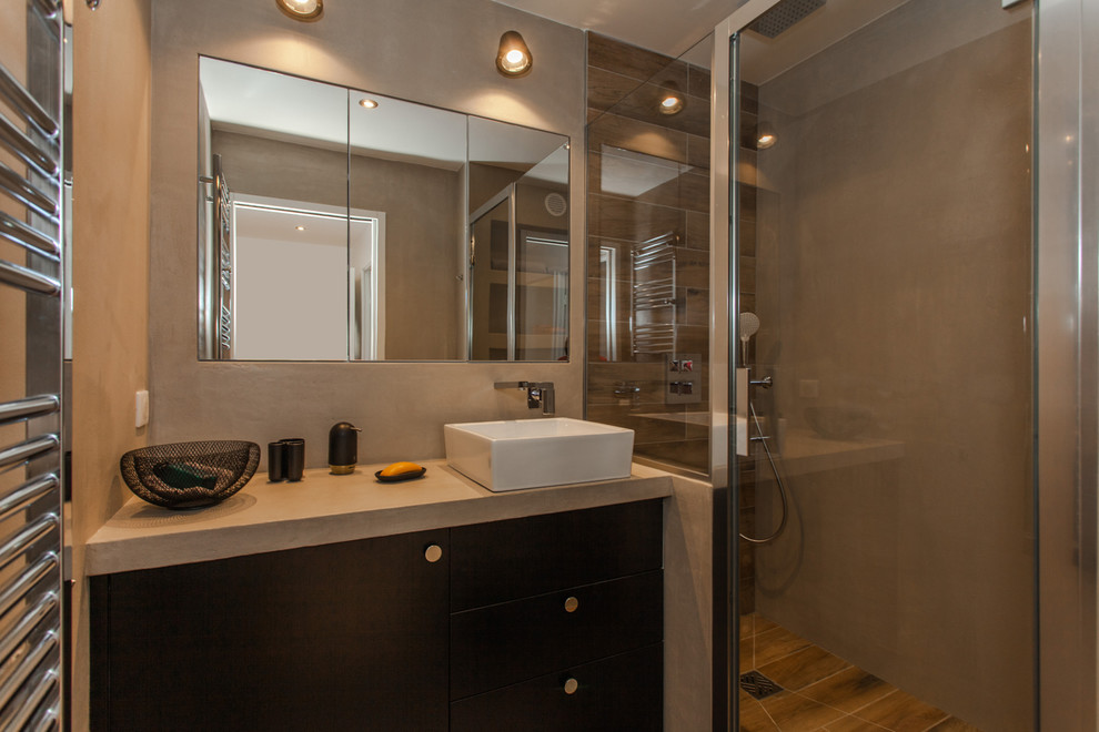 Immagine di una stanza da bagno minimal con pareti beige